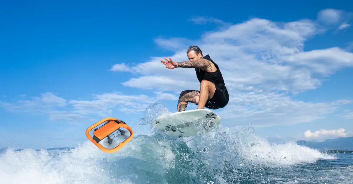 HoverAir Aqua - اولین پهپاد سلفی ضدآب HoverAir Aqua در حال تصویربرداری از موجسوار روی آب