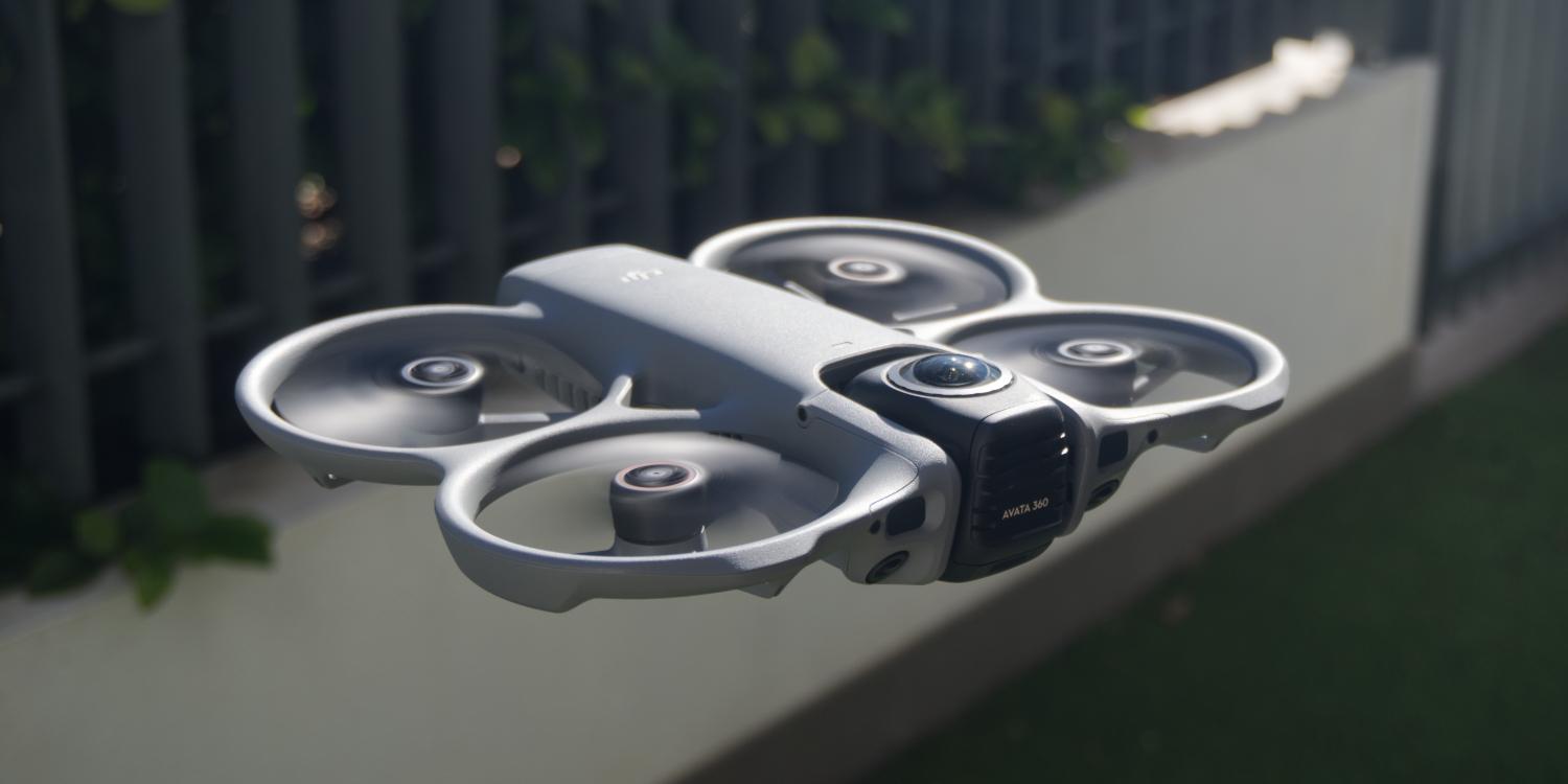 بررسی DJI Avata 360 — اولین پهپاد FPV سیصدوشصتدرجه DJI پهپاد DJI Avata 360 در حال پرواز در فضای باز